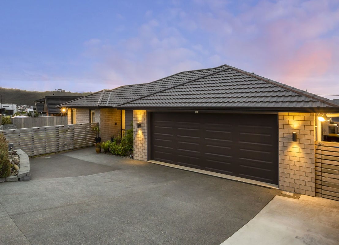 82 Queen Charlotte Drive, Aotea, Porirua - Carousel 1