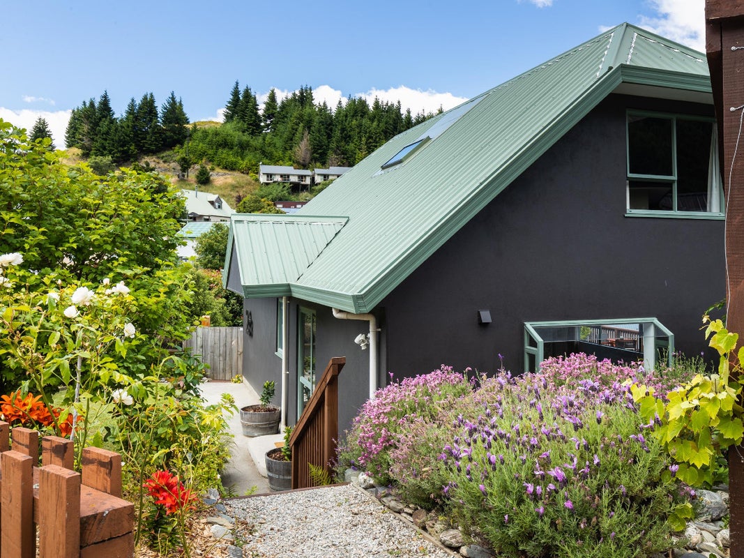 2 Wye Place, Fernhill, Queenstown - Carousel 1