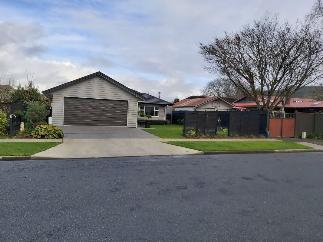 4 Palmer Crescent, Silverstream, Upper Hutt - Carousel 1