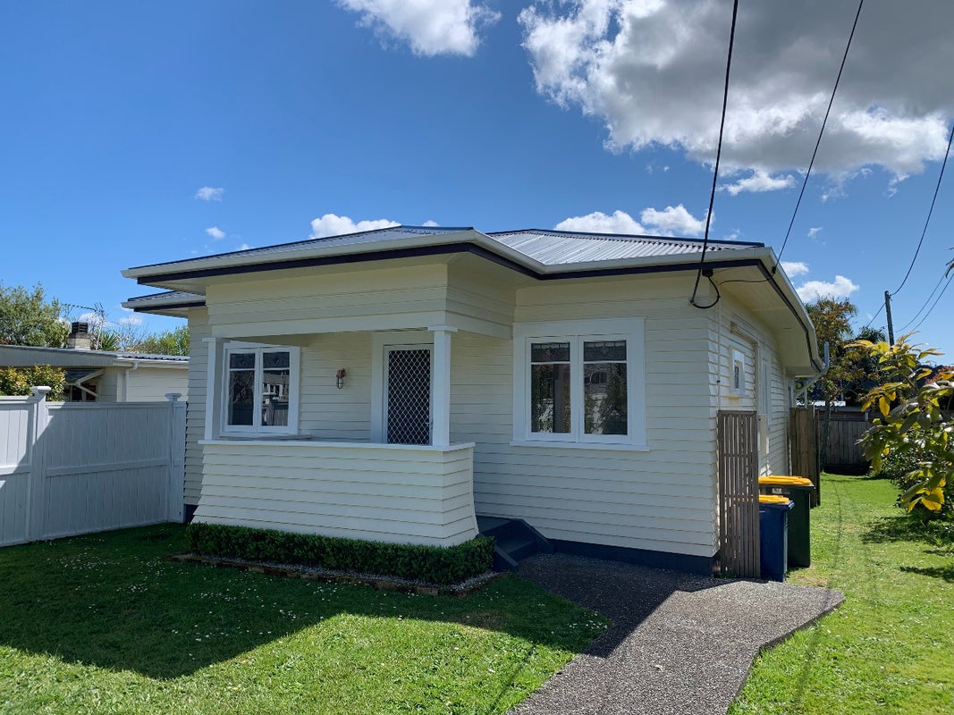 2/90 Beach Haven Road, Beach Haven, Auckland - Carousel 1