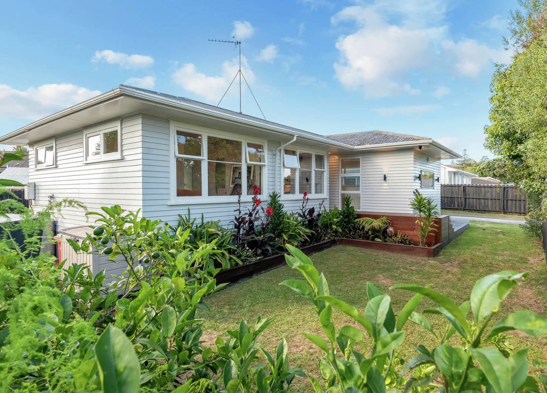 2/69 Wellington Street, Howick, Auckland - Carousel 1