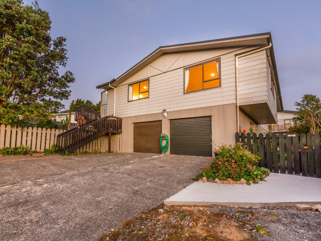 5 Gaff Place, Whitby, Porirua - Carousel 1