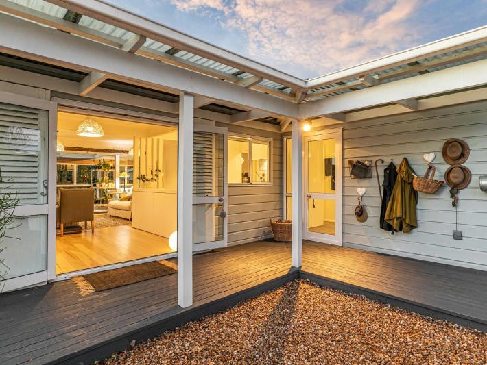 3 Alison Road, Surfdale, Waiheke Island - Carousel 1