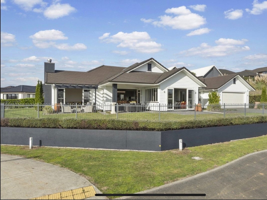 1 Kelly Maree Crescent, Flagstaff, Hamilton - Carousel 1