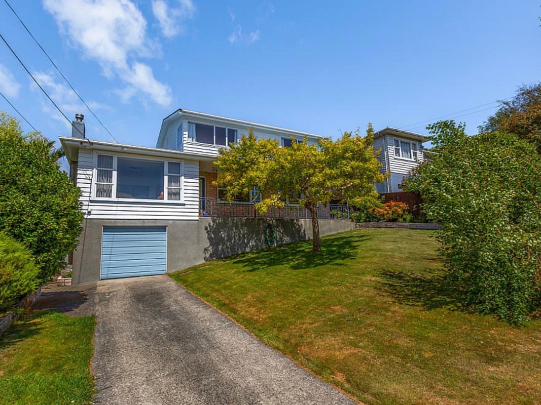 5 Magdalen Street, Tawa, Wellington - Carousel 1