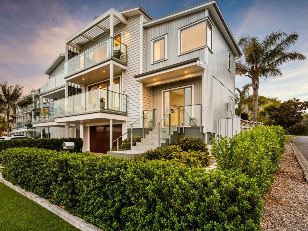 32 Provence Esplanade, Te Atatu Peninsula, Auckland - Carousel 1