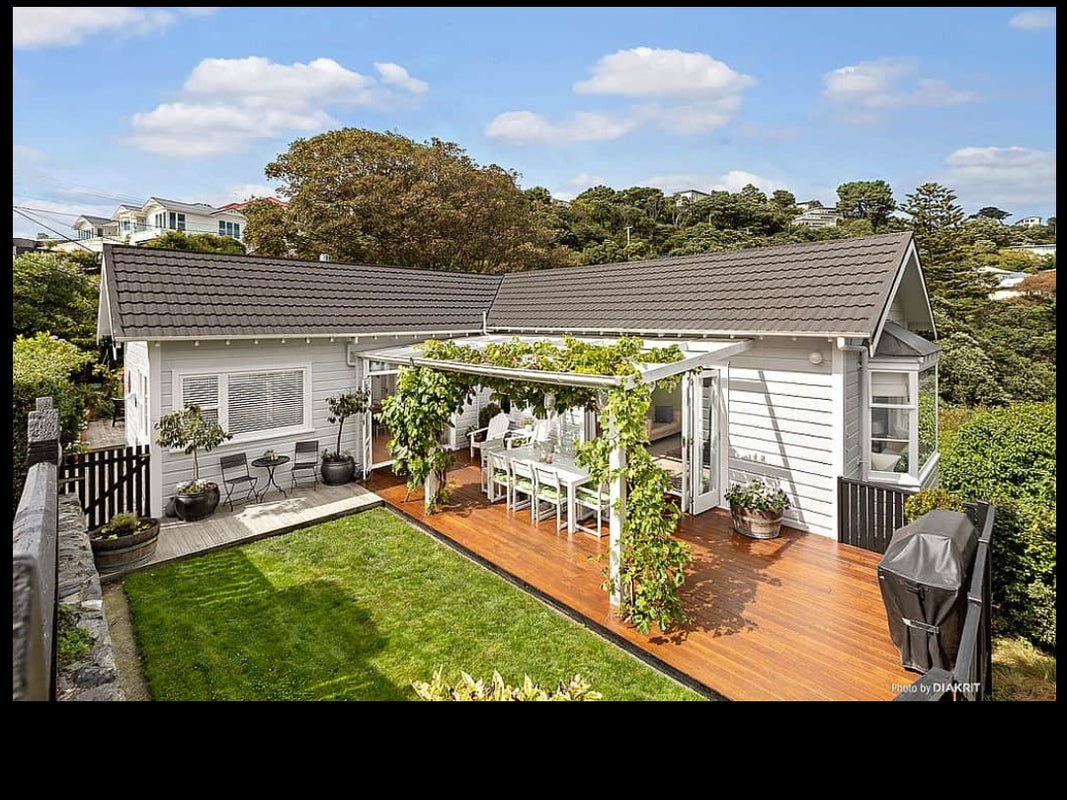 10 Beacon Hill Road, Seatoun, Wellington - Carousel 1