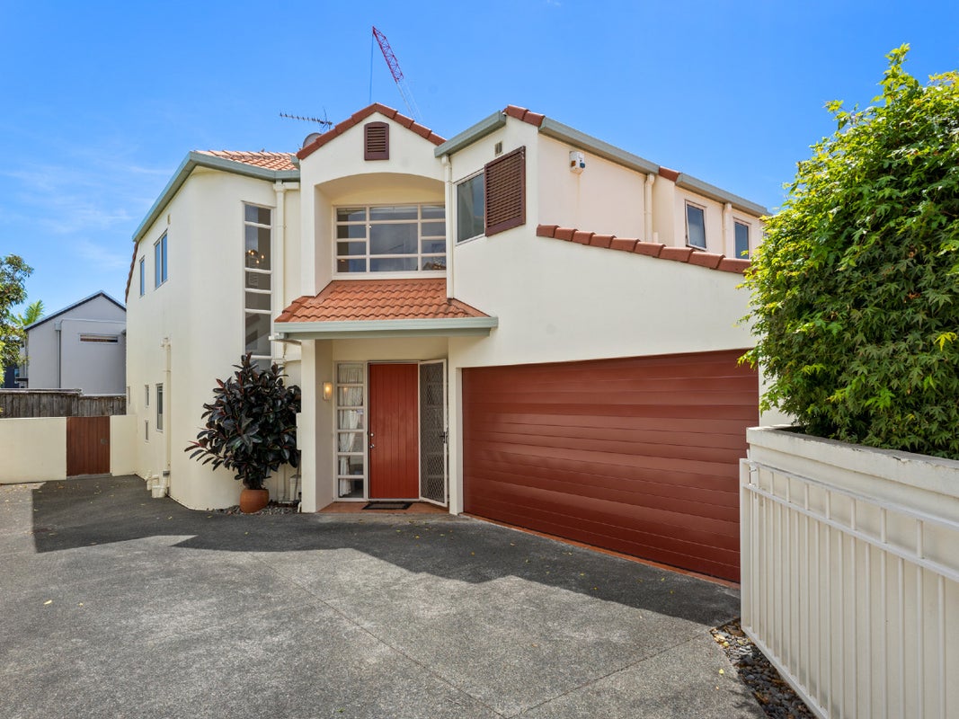 2/3 Sylvan Park Avenue, Milford, Auckland - Carousel 1