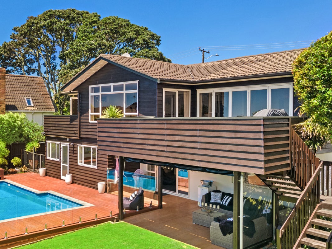 29 Knights Road, Rothesay Bay, Auckland - Carousel 1
