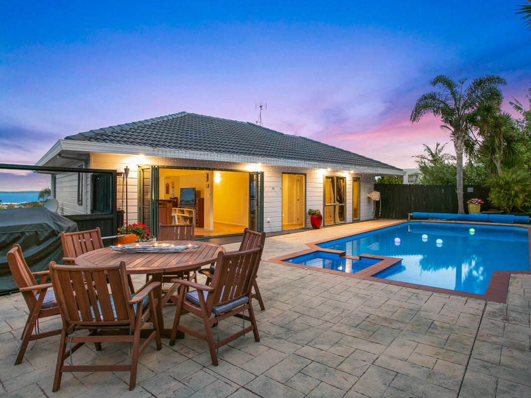 11 Greenleaf Way, Northcross, Auckland - Carousel 1
