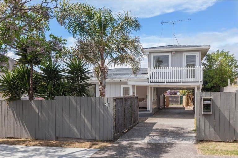 1/30 Eastern Beach Road, Eastern Beach, Auckland - Carousel 1