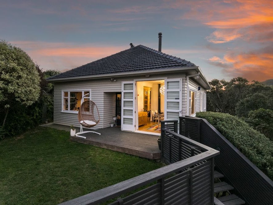 35 Ranui Crescent, Khandallah, Wellington - Carousel 1