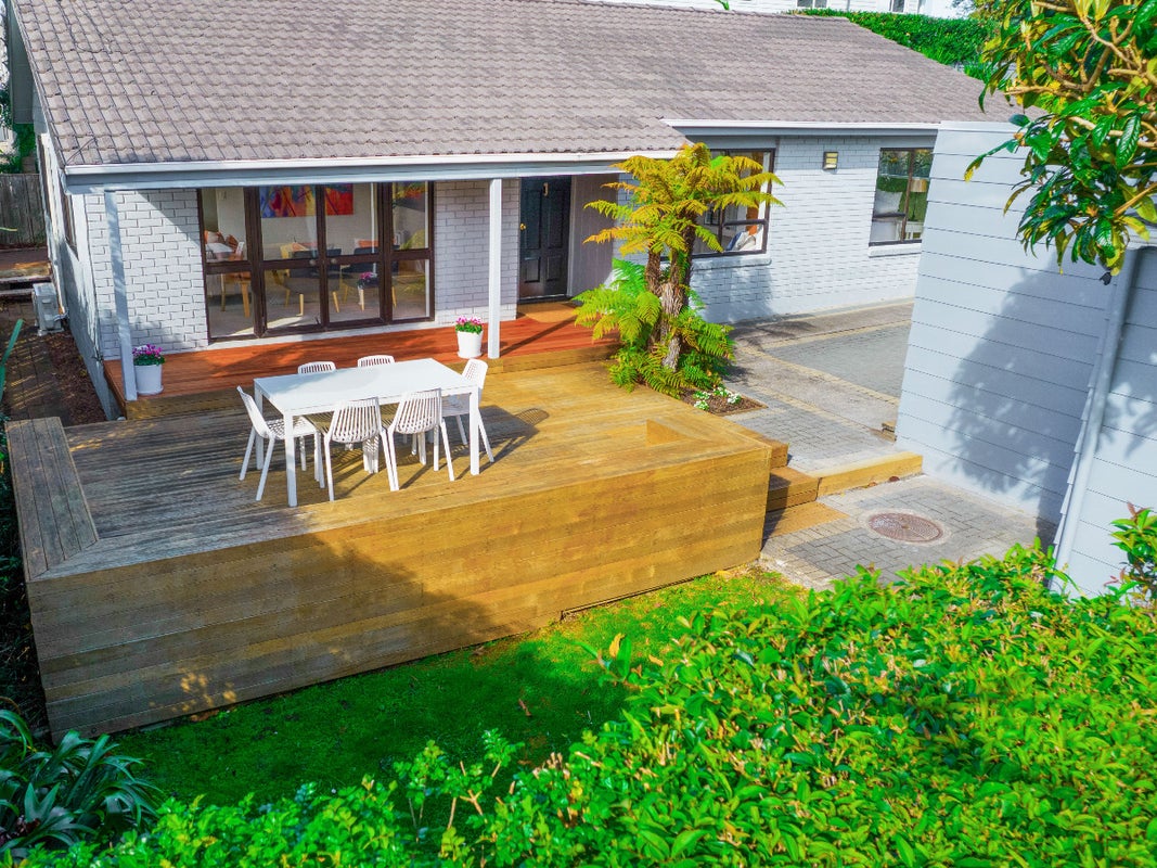 2/4 Sylvan Park Avenue, Milford, Auckland - Carousel 1