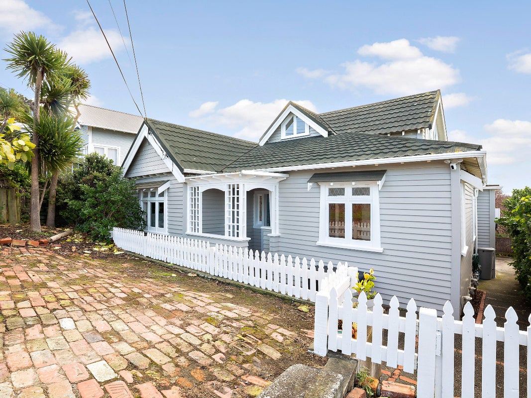 14 Milne Terrace, Island Bay, Wellington - Carousel 1