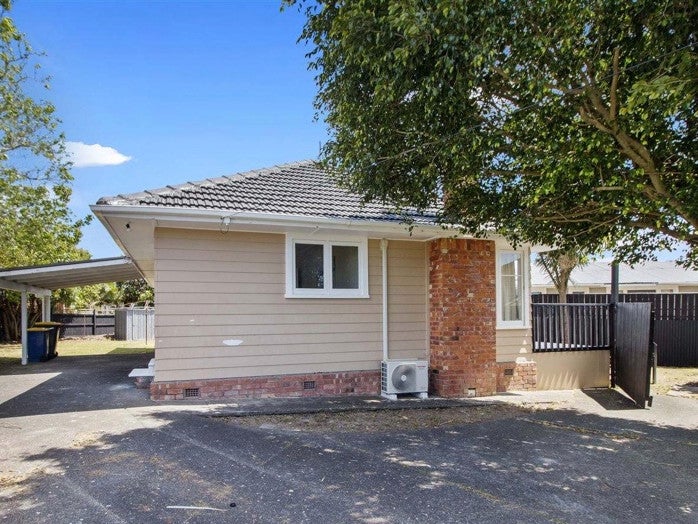 2/40 Amberley Avenue, Te Atatu South, Auckland - Carousel 1