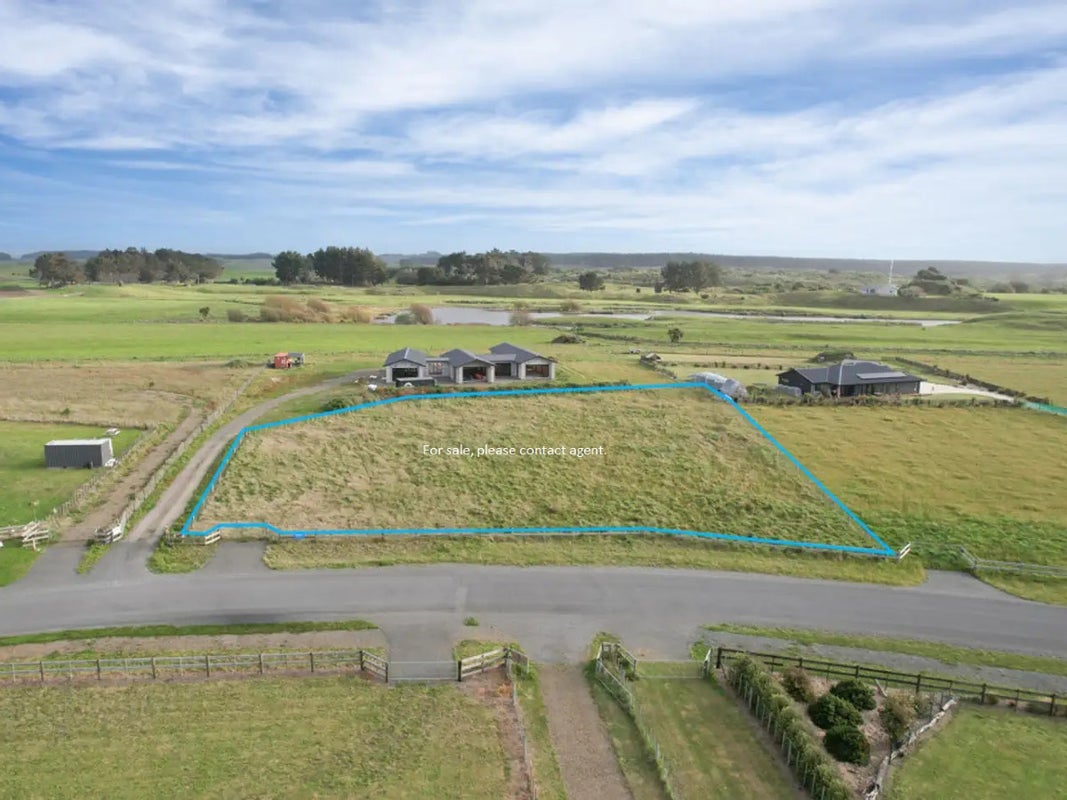 24 Mowhia Grove, Waitarere, Levin - Carousel 1