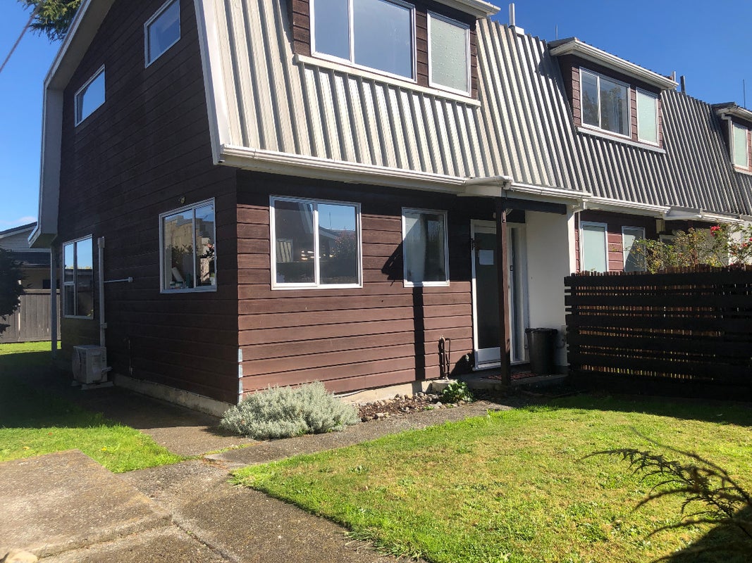 8E MONTGOMERY CRES, MAORIBANK, UPPER HUTT - Carousel 1
