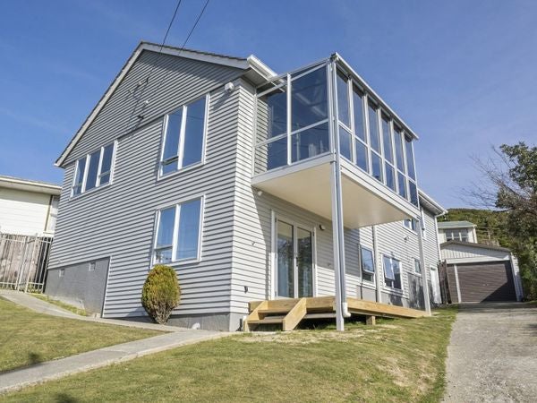 14 Aparangi Crescent, Elsdon, Porirua - Carousel 1