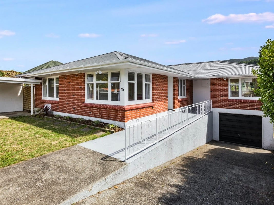 15 Handyside Street, Tawa, Wellington - Carousel 1
