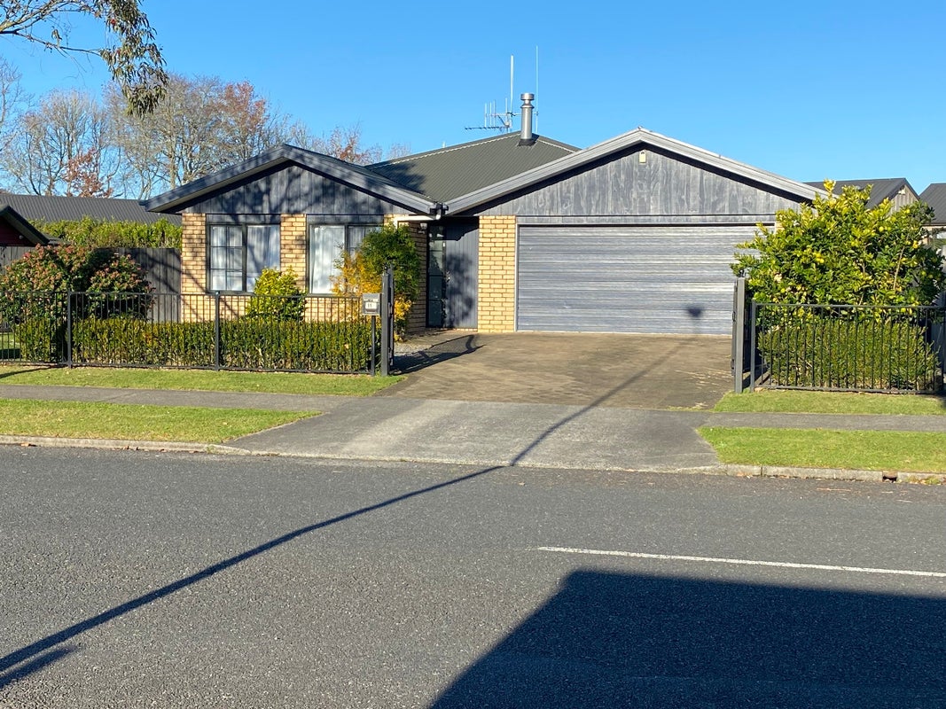 11 Dixon Road, Fitzroy, Hamilton - Carousel 1