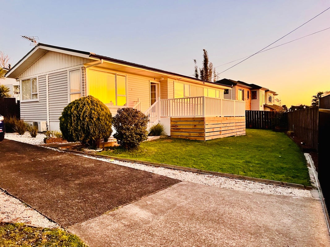 89D Awaroa Road, Sunnyvale, Auckland - Carousel 1