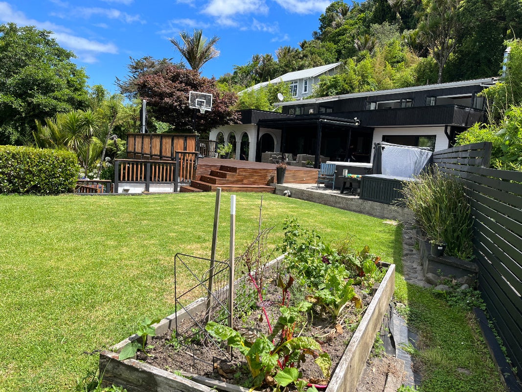1A Bush Road, Waiatarua, Auckland - Carousel 1