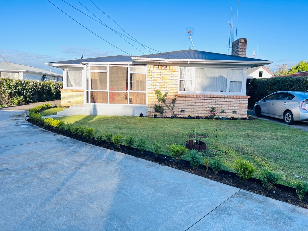 50 Queenwood Avenue, Queenwood, Hamilton - Carousel 1