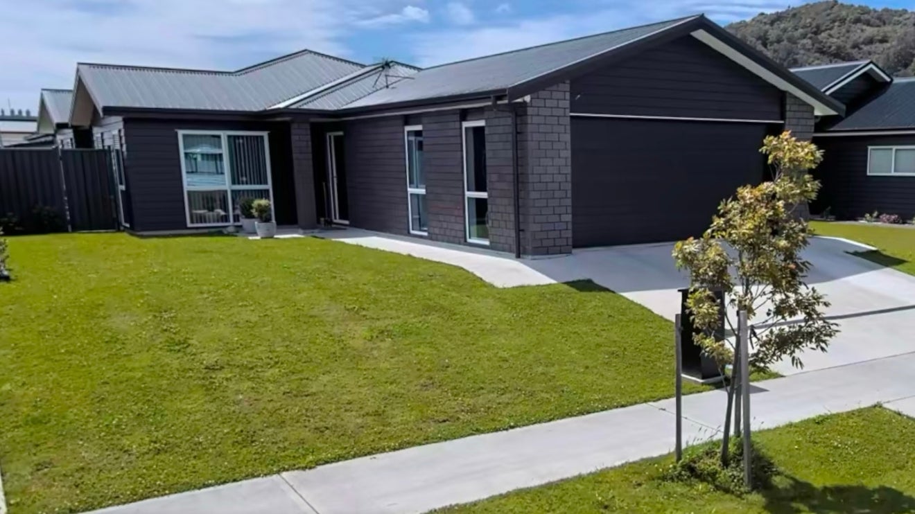 6 Filmer Crescent, Wallaceville, Upper Hutt - Carousel 1