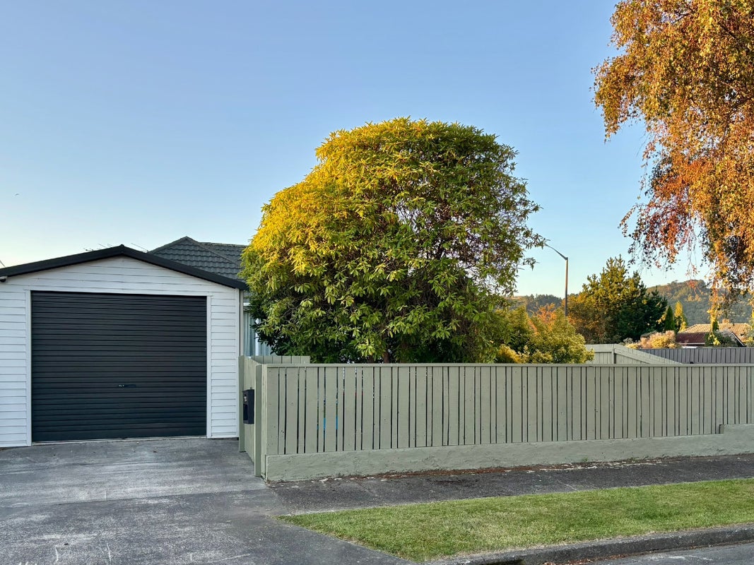 25 Athlone Crescent, Boulcott, Lower Hutt - Carousel 1