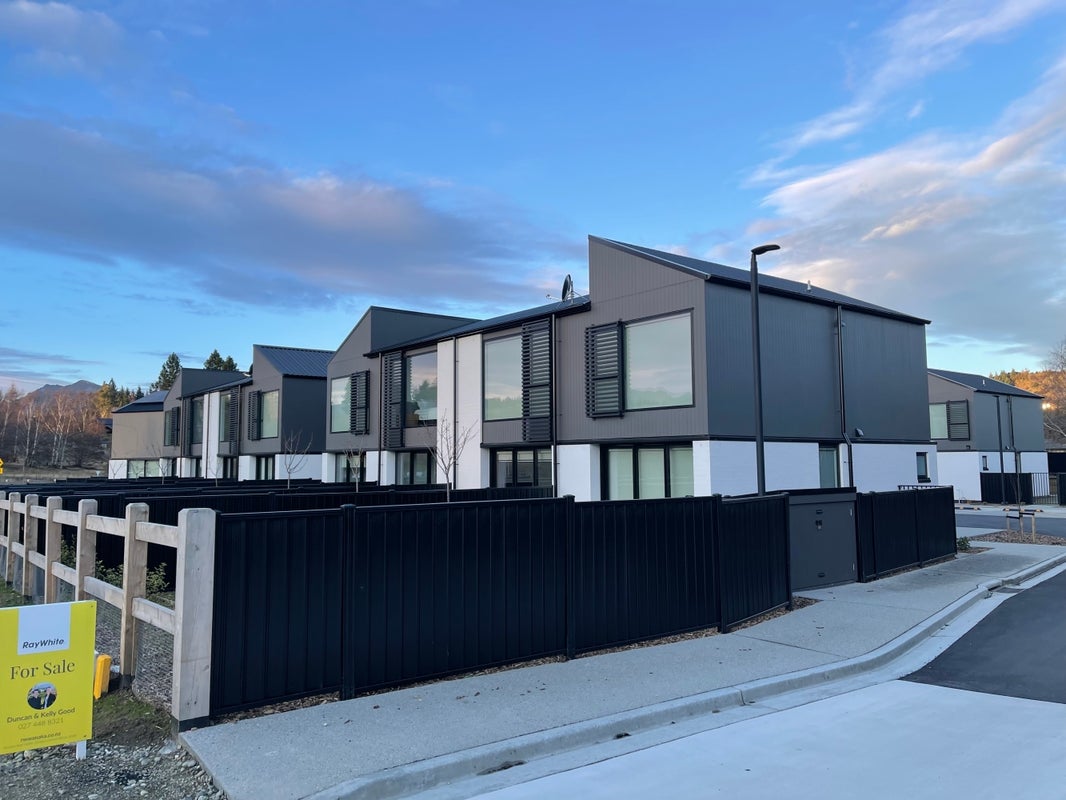 1 Rowley Place, WANAKA - Carousel 1