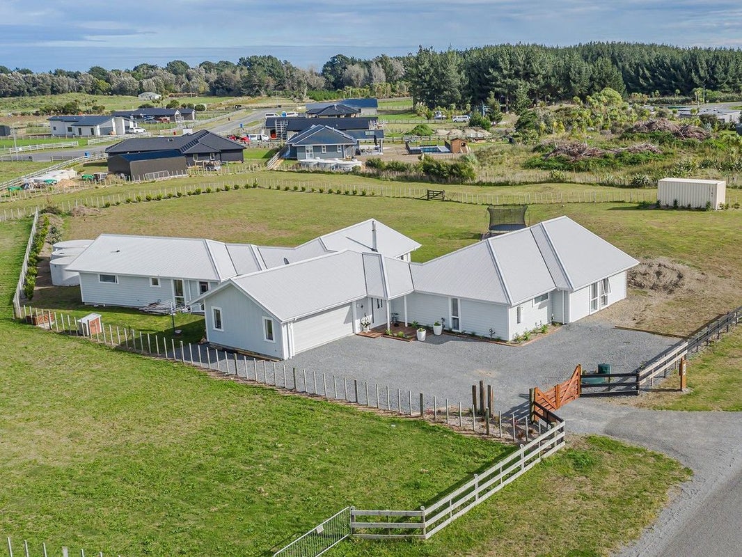 14 Mowhia Grove, Waitarere, Levin - Carousel 1