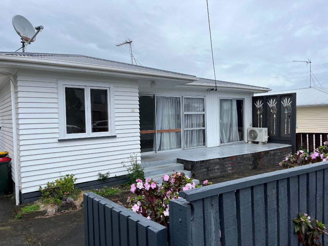 33 Essex Street, Vogeltown, New Plymouth - Carousel 1