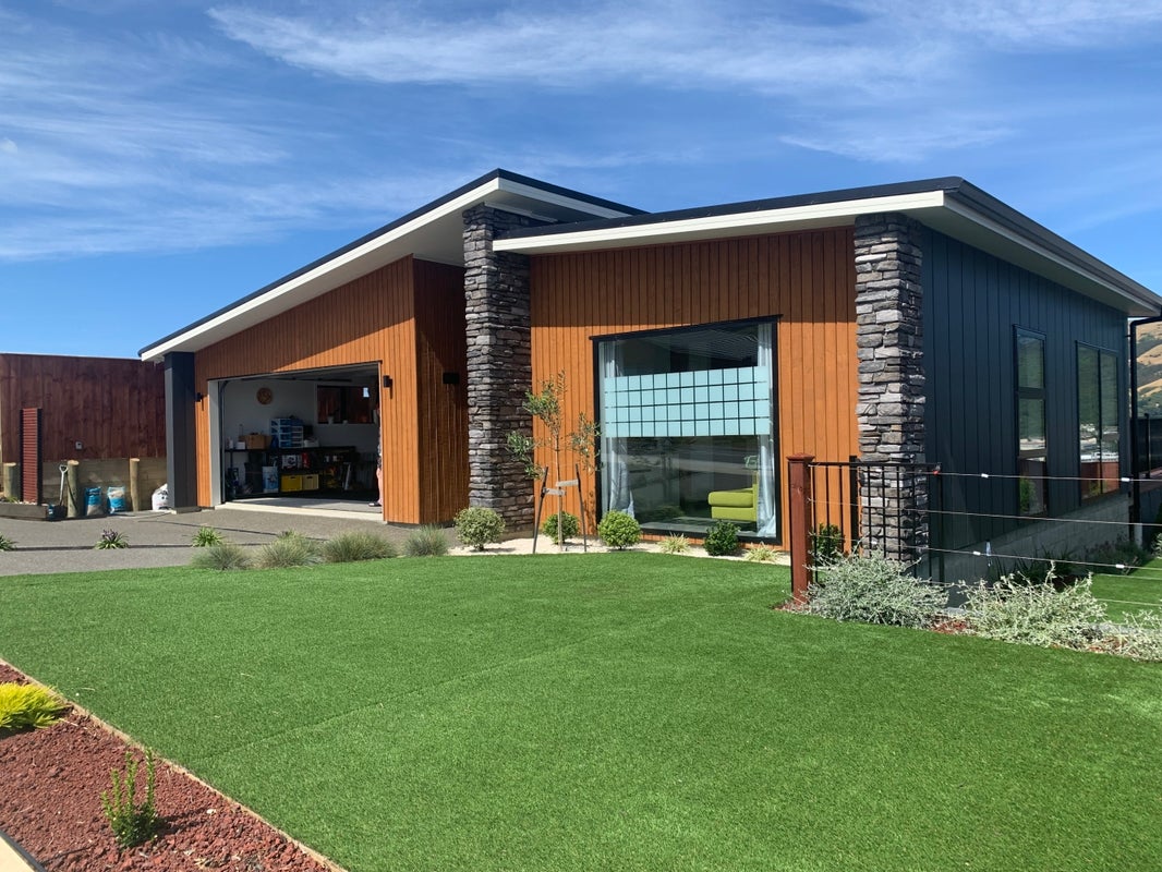 8 Te Hoiere Street, Aotea, Porirua - Carousel 1
