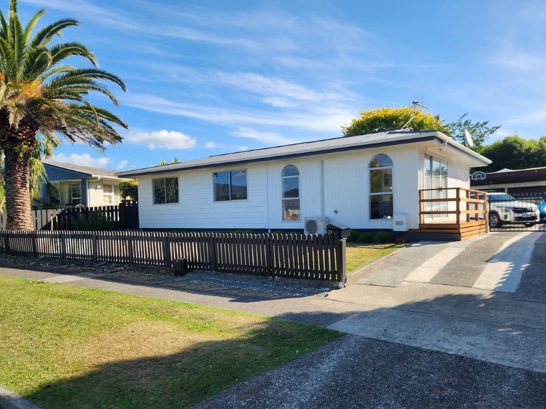 21 Tacoma Drive, Totara Park, Upper Hutt - Carousel 1