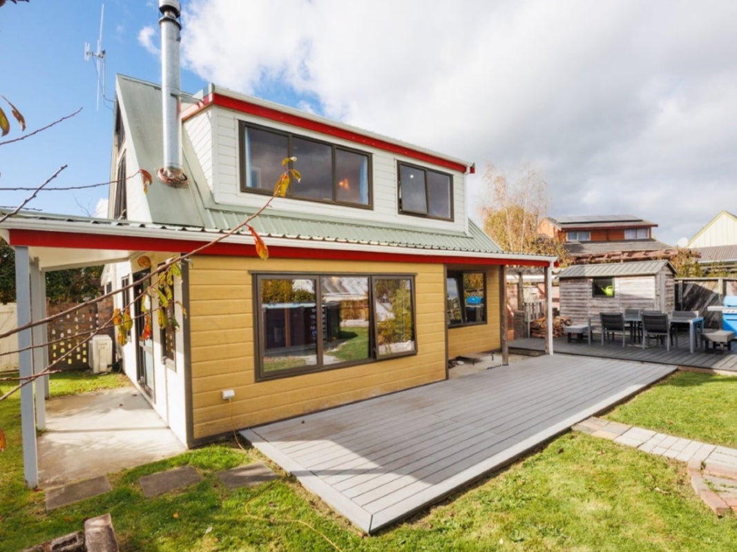 21 Heathcote Place, Fitzherbert, Palmerston North - Carousel 1