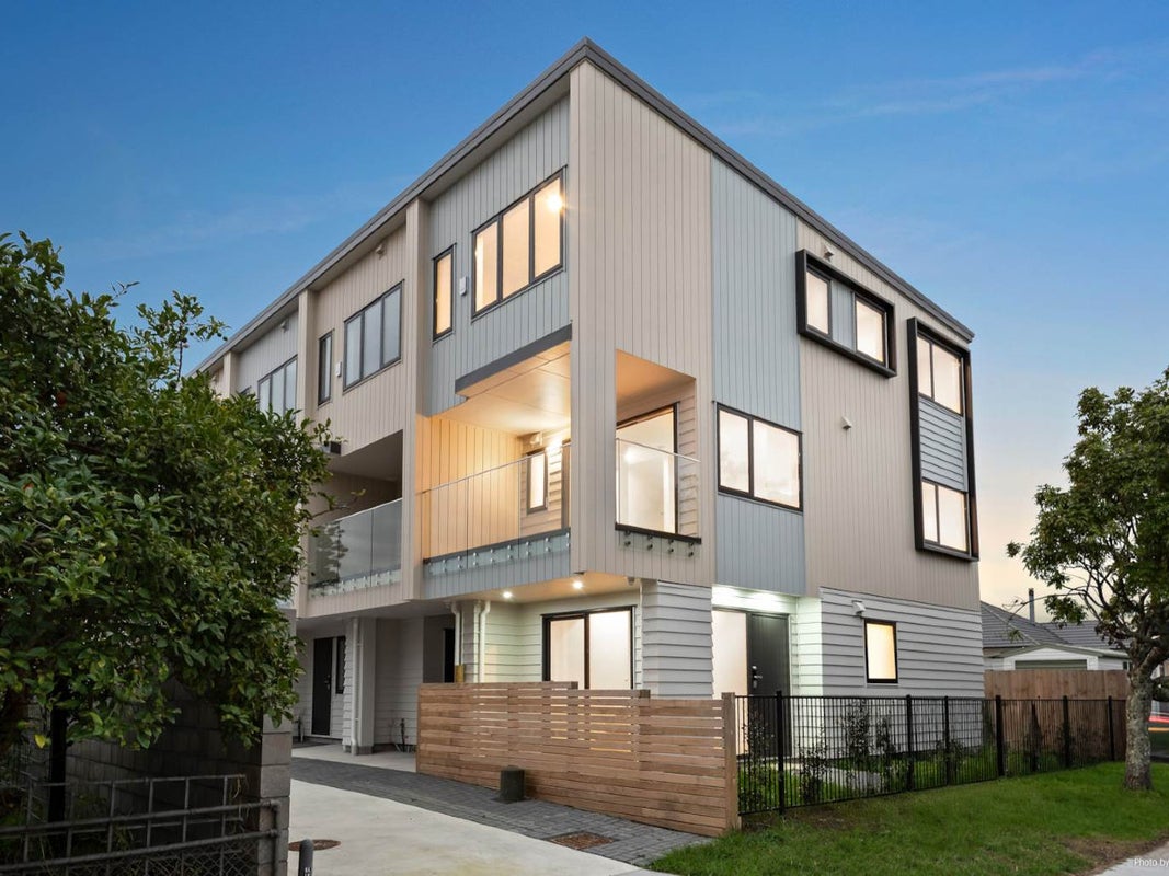 1/11 Hereford Street, Te Atatu Peninsula, Auckland - Carousel 1