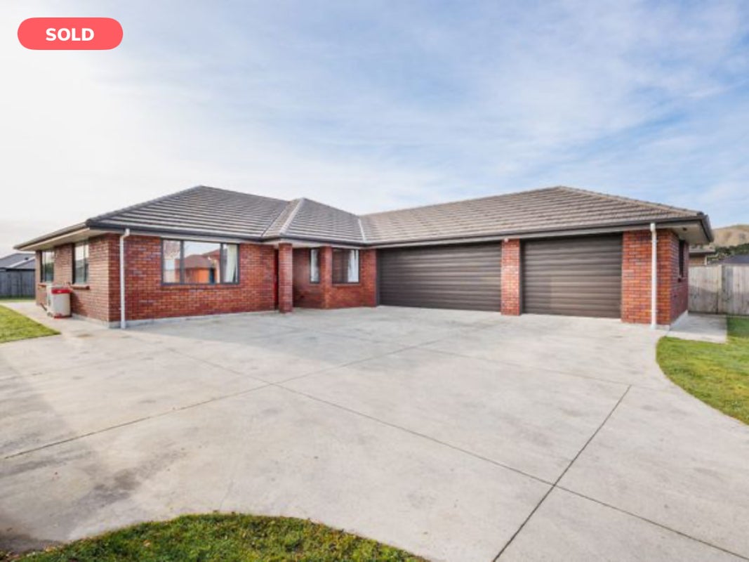 5 Cyprus Place, Fitzherbert, Palmerston North - Carousel 1
