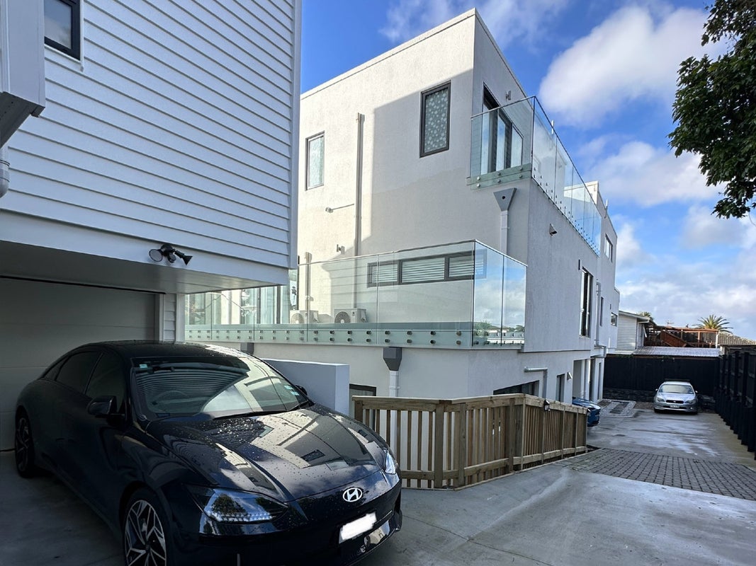 127C Te Atatu Road, Te Atatu South, Auckland - Carousel 1