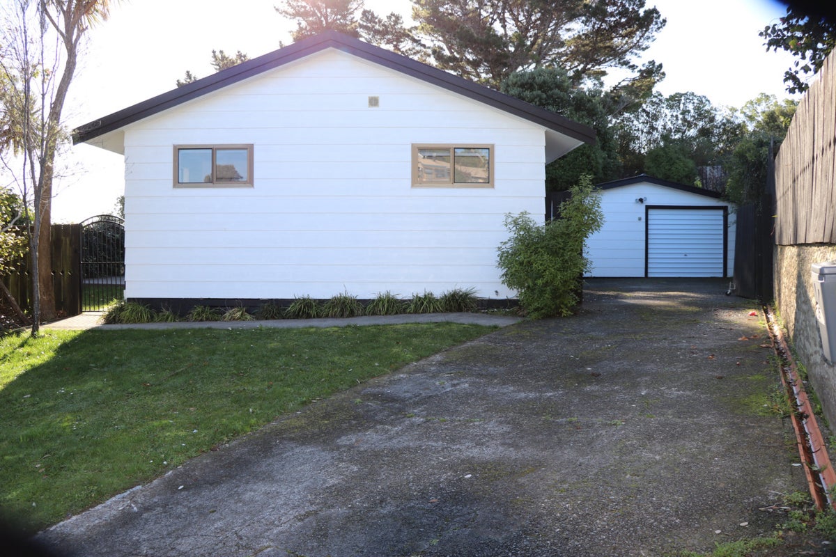 25 Adventure Drive, Whitby, Porirua - Carousel 1