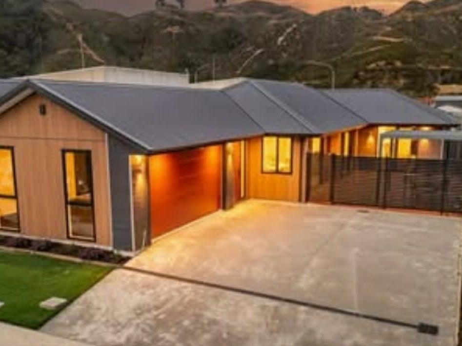 17 Cynisca Crescent, Wallaceville, Upper Hutt - Carousel 1
