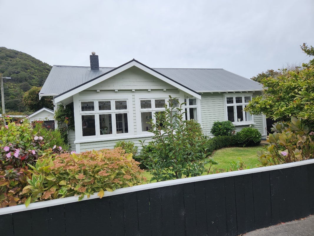 15 Karamu Street, Eastbourne, Lower Hutt - Carousel 1