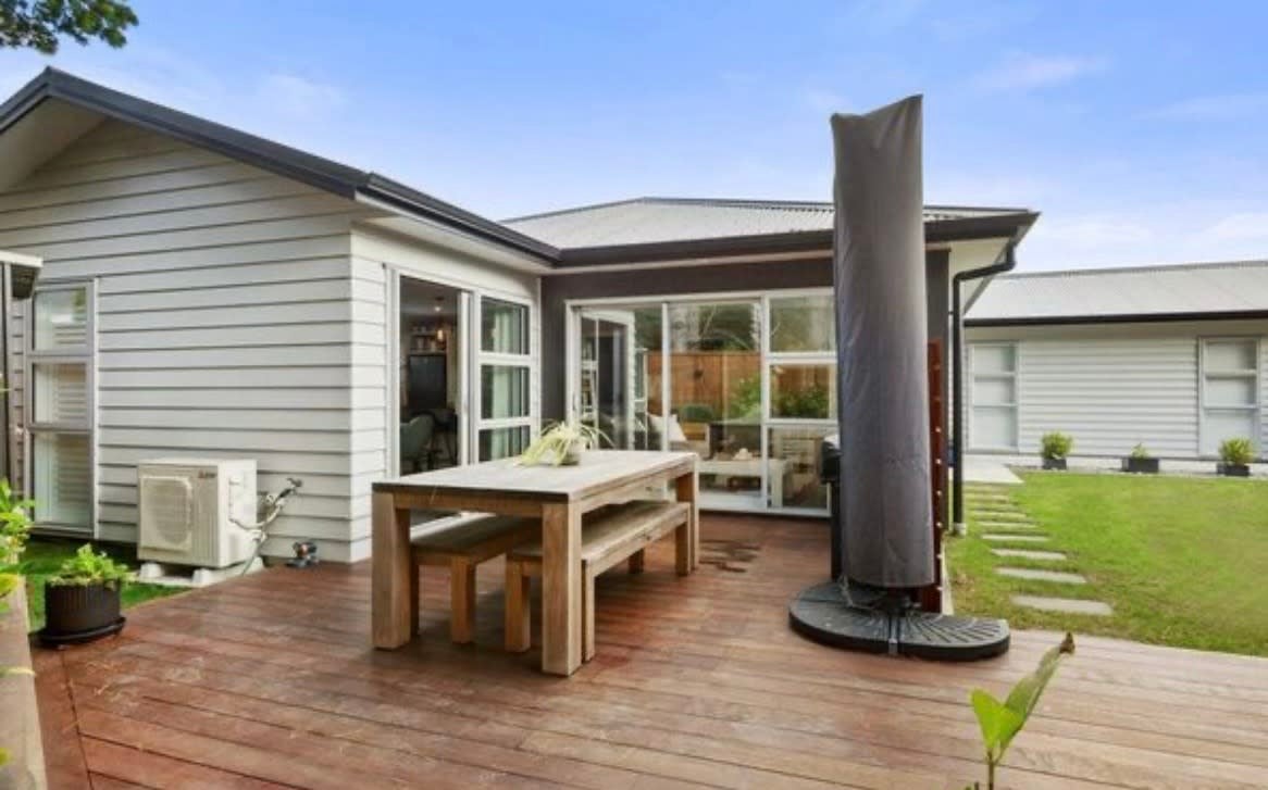 24 Brian Hughes Road, Wainuiomata, Lower Hutt - Carousel 1