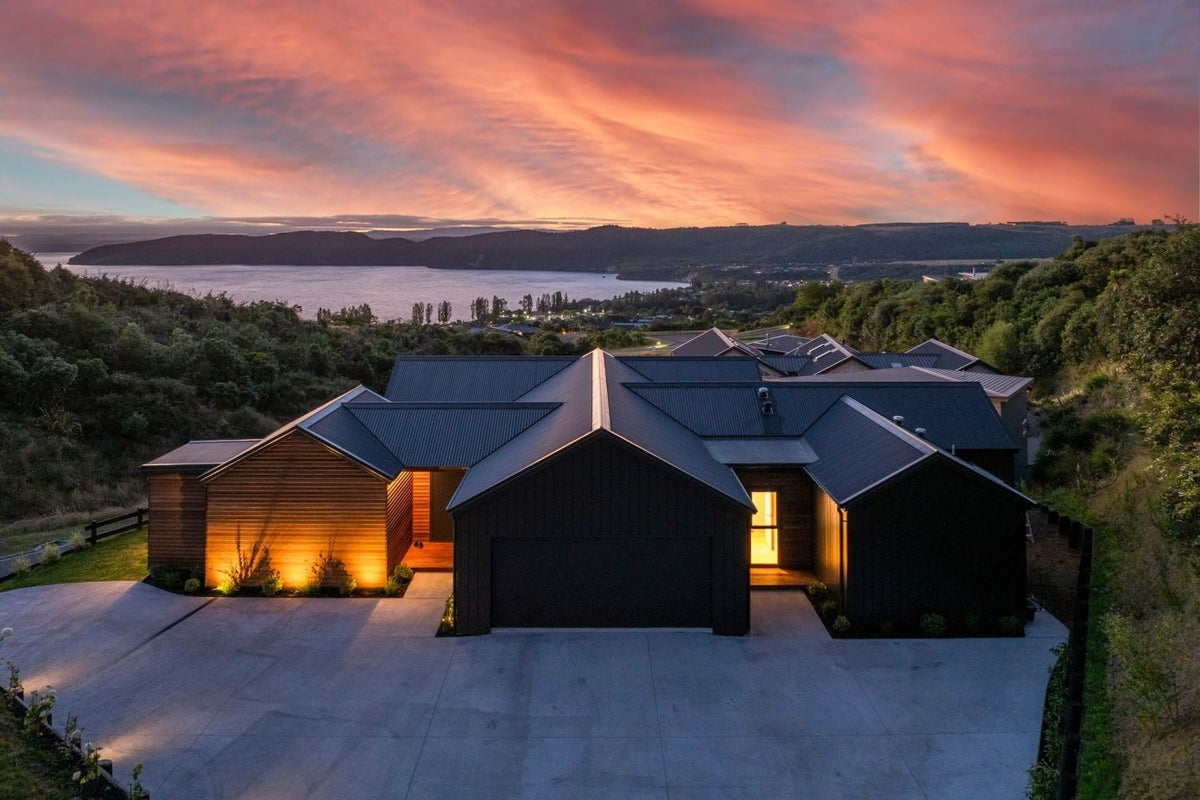 11 Sparrowhawk Way, Kinloch, Taupo - Carousel 1