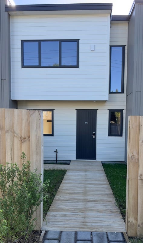 2/2 Meadow Crescent, Te Atatu South, Auckland - Carousel 1