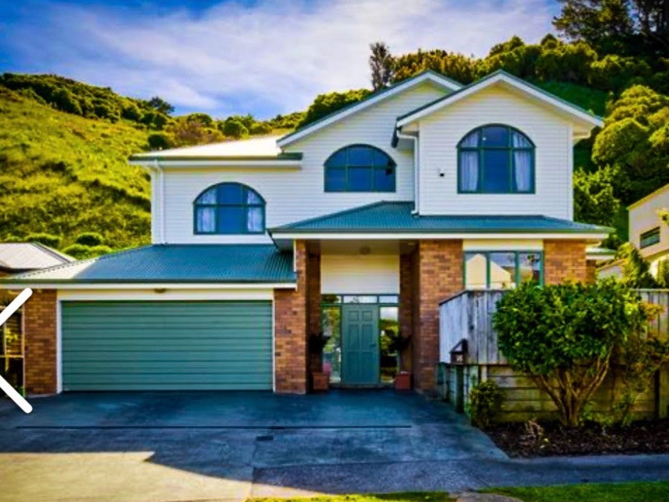 18 Chippenham Grove, Churton Park, Wellington - Carousel 1