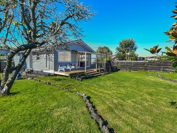 5 Grimshaw Place, Henderson, Auckland