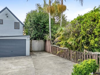 2/31 Challen Close, Conifer Grove, Takanini