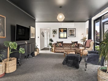 10 Tari Road, Pukeatua, Pukeatua