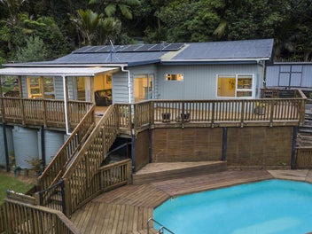 903 West Coast Road, Waiatarua, Auckland