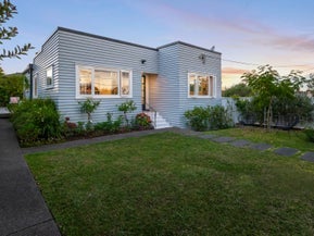 2/10 Coronation Street, Belmont, Auckland